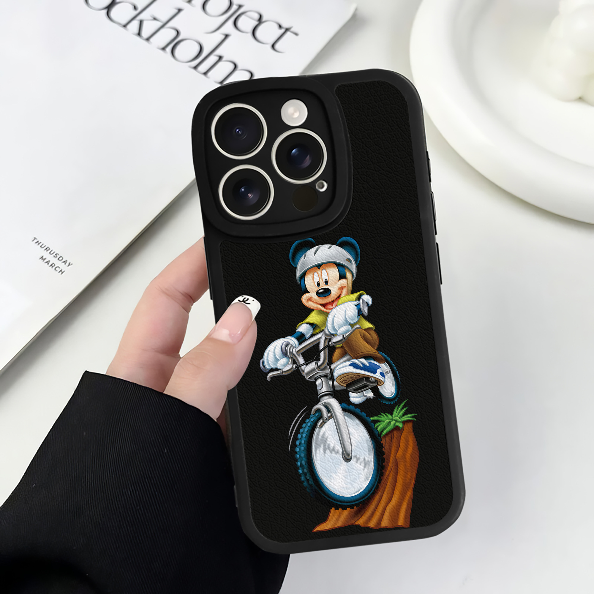 （画像用） ミッキーマウス Mickey Mouse 【iPhone 16シリーズ対応】シリコンスマホケース（レザー調） 材質：シリコン